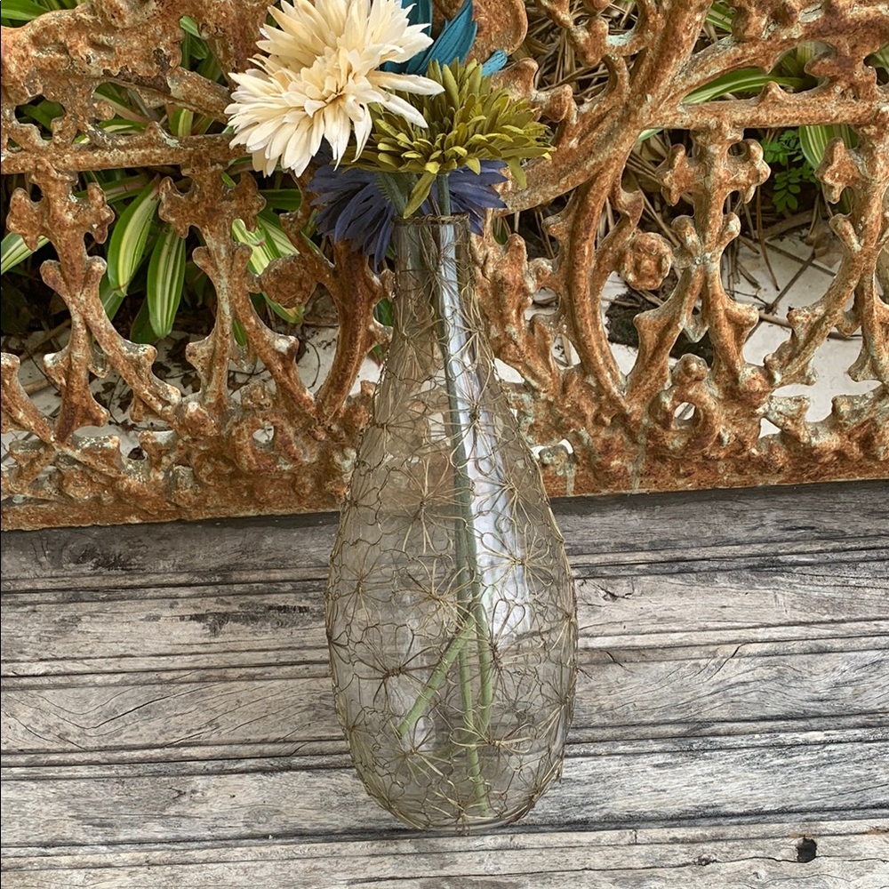 Elegant Glass Vase with Gold Wire Floral Print - Picture 11 of 12